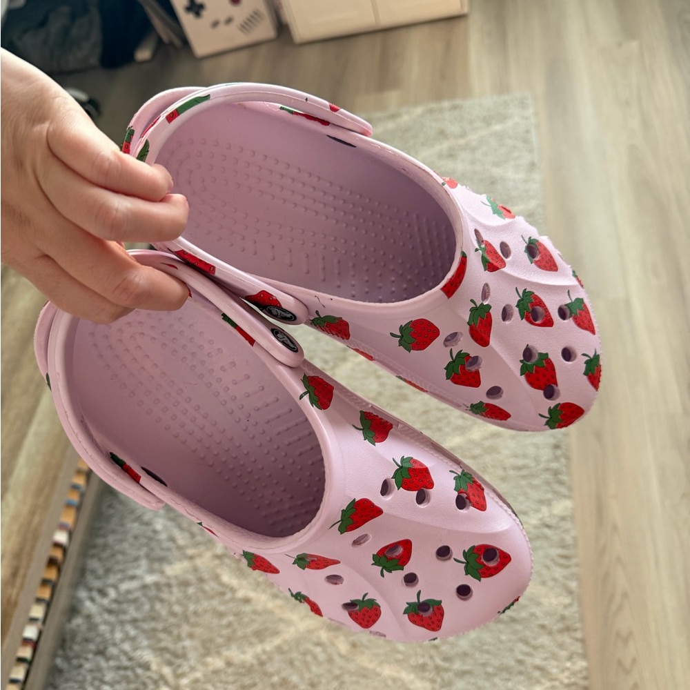 Discontinued Baya Seasonal Print Crocs - Picture 4 of 6